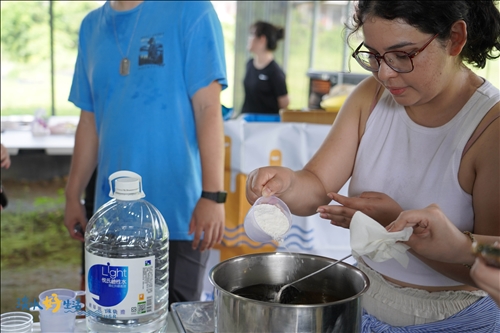 利用現場採收的香草製作果凍液