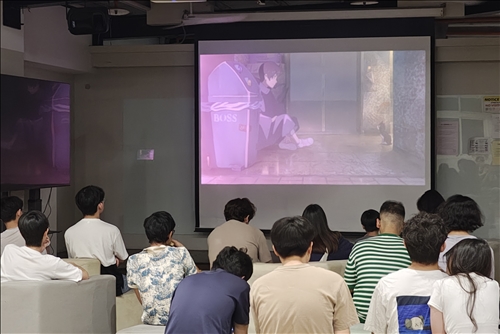 同學認真觀看電影