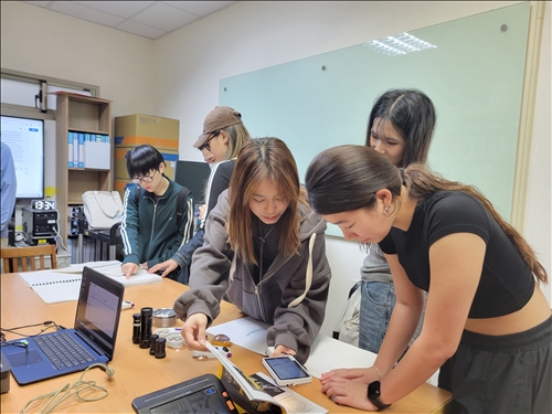 同學實際體驗視障輔具。