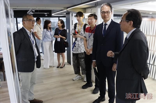 余維斌（右起）與學術副校長許輝煌、數學系主任蔡志群與物理系主任莊程豪（左）一同參觀宜特書苑。