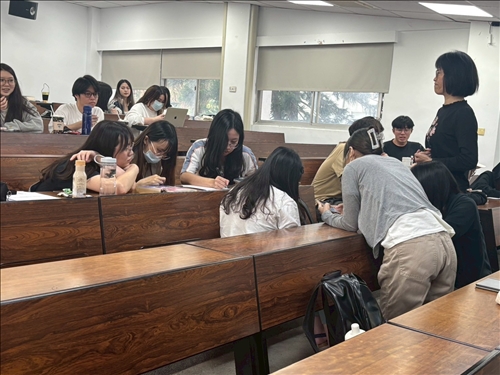 與會同學熱烈分組討論講座進行指導1