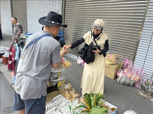 導覽員與街頭小販互動