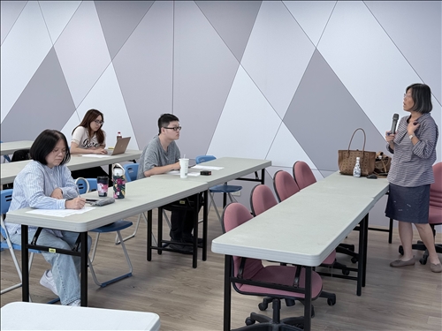 學生們聚精會神筆記與聽講，展現對歐盟永續政策與盤查標準的高度關注。