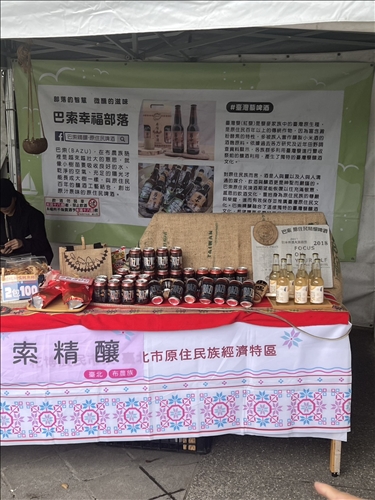 同學觀察各種攤位銷售產品和原住民部落文化的連結性。