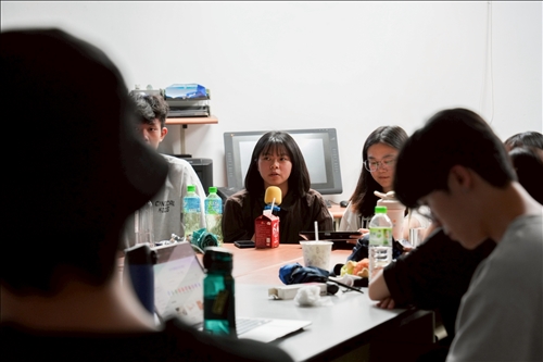 同學向業師分享⾃⼰短⾳製作過程