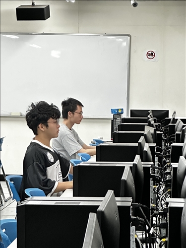 學生認真跟上老師的指導