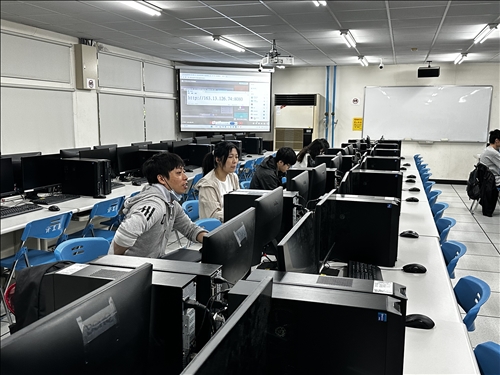 學生幫助外籍生解說步驟