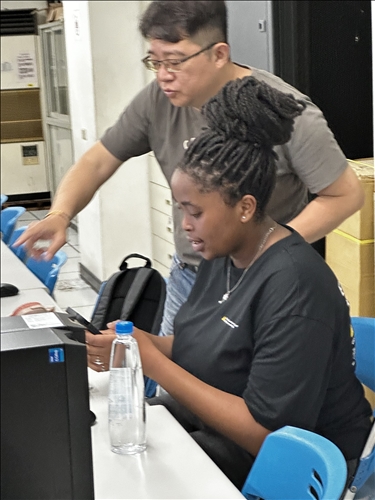 蔡文龍老師與外籍生溝通如何使用系統。