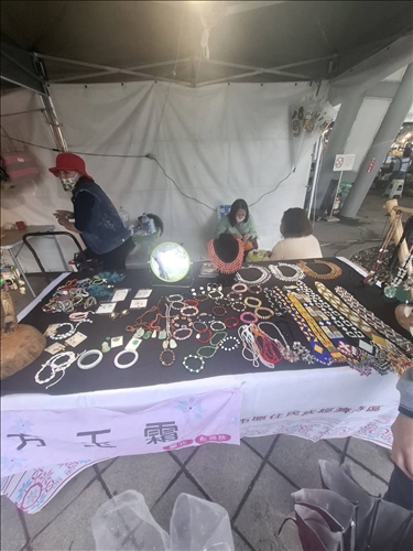 同學觀察各種攤位銷售產品和原住民部落文化的連結性。