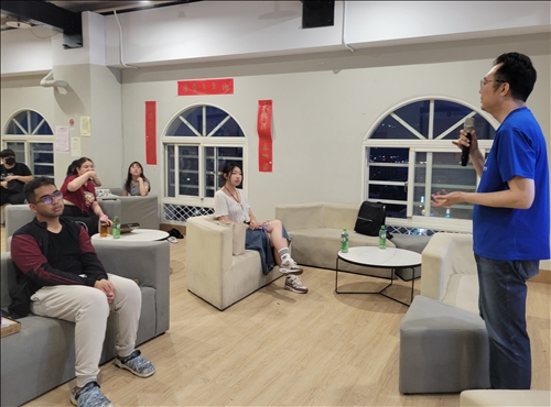 老師與同學討論影片內容