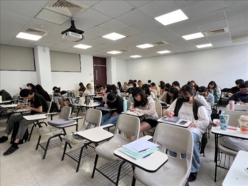 同學認真思考並書寫10年後自己想過的生活