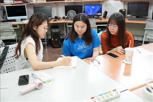 學姊與學妹小組討論