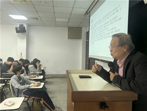 袁老師講解紙漿的製作