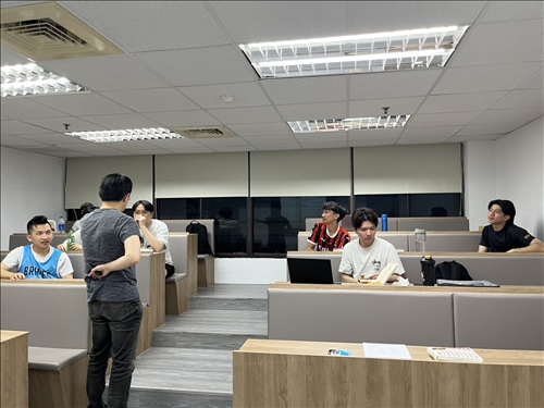 與同學討論問題