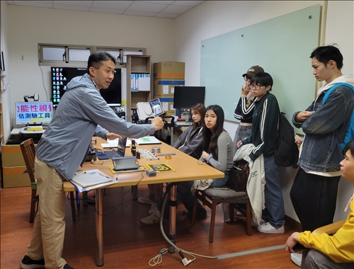 資源中心張閎霖老師介紹視障生所使用之輔具