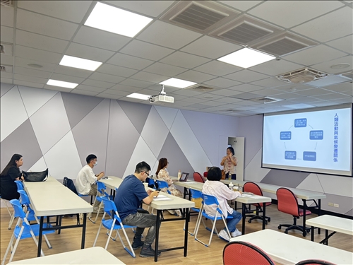 講師強調人類活動與氣候變遷之間的關係