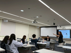 老師帶領同學討論教學技巧