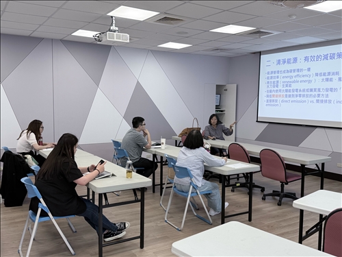 學生手寫筆記與操作電腦同步進行，顯示課程內容實務性強，促使大家主動整理資訊。