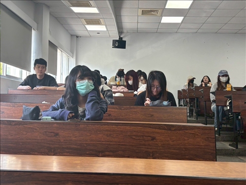 與會同學，聆聽演講