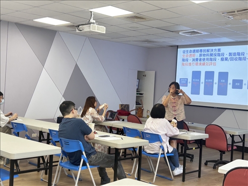 透過與學員互動，講師帶領大家認識日常生活中可落實的3R概念