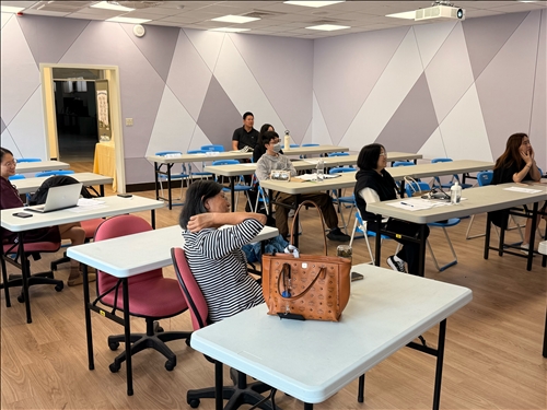 同學們聚精會神聆聽講解內容，課堂氣氛專注且積極參與。