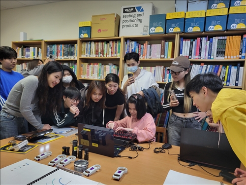 視障同學示範如何使用輔具。