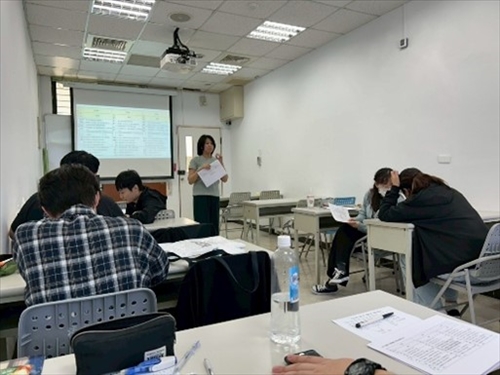 老師課間巡視學生實作情形