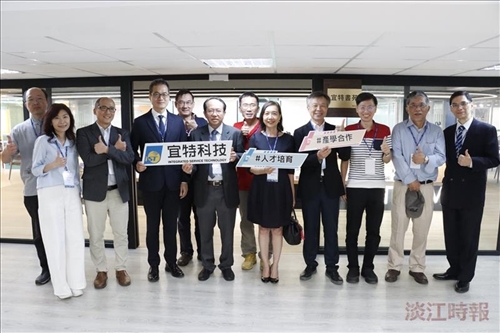 物理數學兩系於騮先科學館2樓新設宜特書苑開放使用，啟用典禮師長合影。