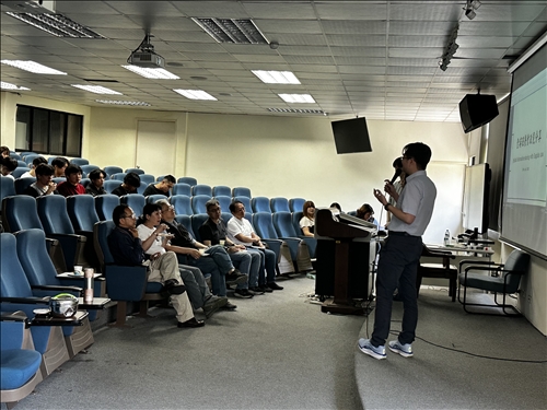 主任對全英班學生勉勵與介紹老師