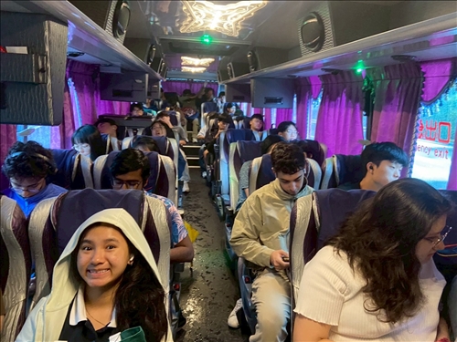同學開心的搭乘遊覽車參與活動