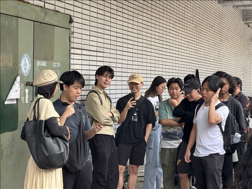 一名國際學生積極與大家分享他的見解