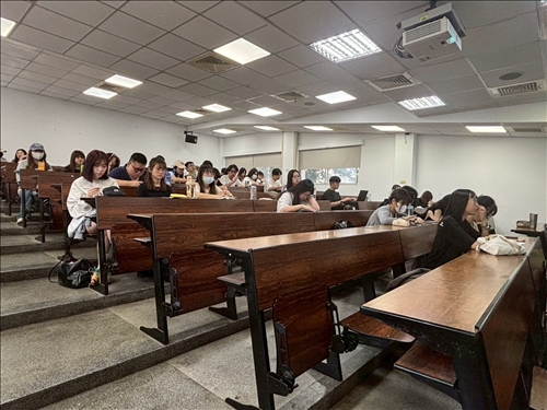 與會同學，聆聽演講