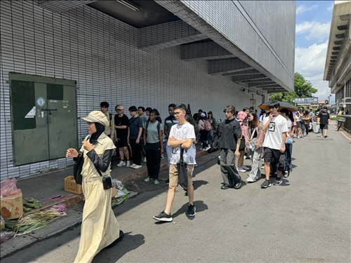 導覽員丁安妮女士帶大家進入印尼街