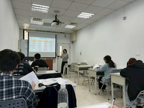 老師講解國文學習扶助基本學習內容