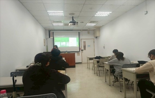 學生們實作拆解不同的解題方法