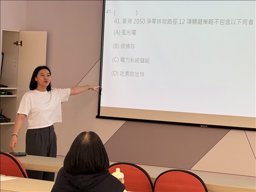 同學以問答形式進行報告，透過選項帶出「台灣2050淨零排放路徑」的關鍵策略，引導其他學生深入思考。