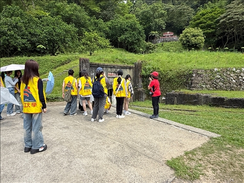 胡玉花老師(在地居民)在石底大斜坑前向同學講解過去的煤炭生活