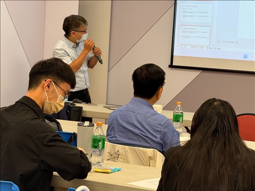 老師說明 CBAM 報告中重要名詞的定義，強調「內含溫室氣體排放」與「邊界界定」對準確盤查的重要性。