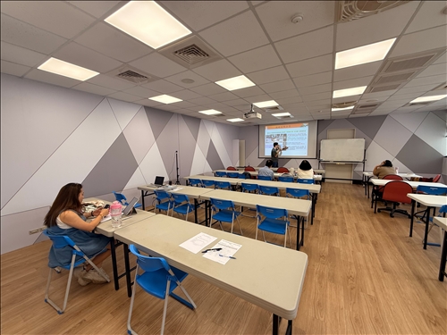 學員聚精會神記錄內容，顯示課堂資訊對未來 ESG 實務應用具高度參考價值。