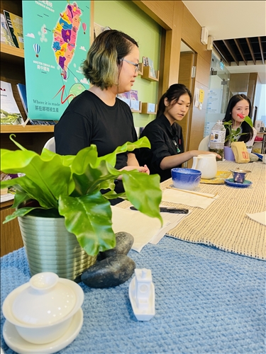 美籍資工系學生運用3D列印，整合海洋與茶葉元素為茶席布置美學展現