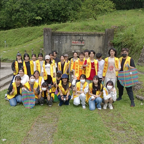 教育與未來設計學系一年級同學在菁桐最大的礦坑口"石底大斜坑"坑口合照。