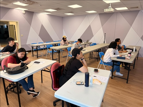 整體教室氛圍穩定，講師透過條列式的簡報清楚呈現溫室氣體盤查報告的核心項目，協助學員釐清實務執行的步驟。