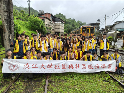 航太系一C同學於菁桐進行淨山服務