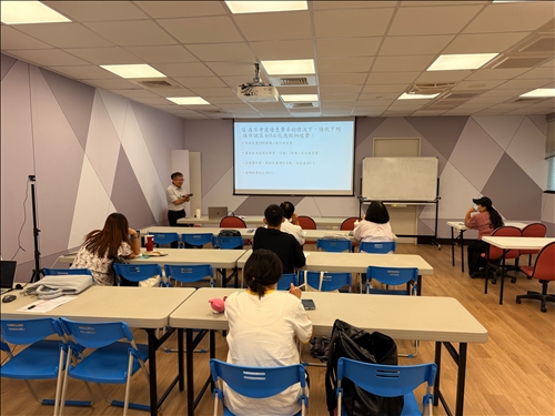 學員們聚精會神聆聽案例說明，試圖掌握碳費與碳排調整係數之間的關聯。