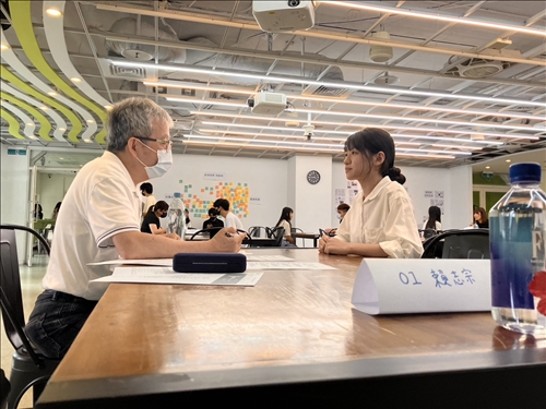 1對1模擬面試現場情況。