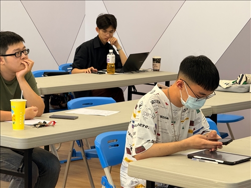  有些同學一邊查看資料一邊記錄，也有人使用平板輔助筆記