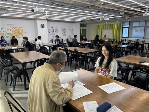 1對1模擬面試現場情況。