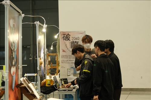 學生與觀展人互相交流想法意見