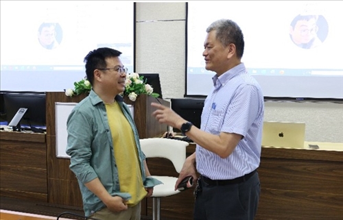 會後老師們積極討論與交流