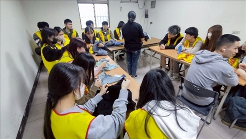 拆解牛仔褲中，拆解後可以再重新被利用!減少生產丹寧帶來的環境衝擊